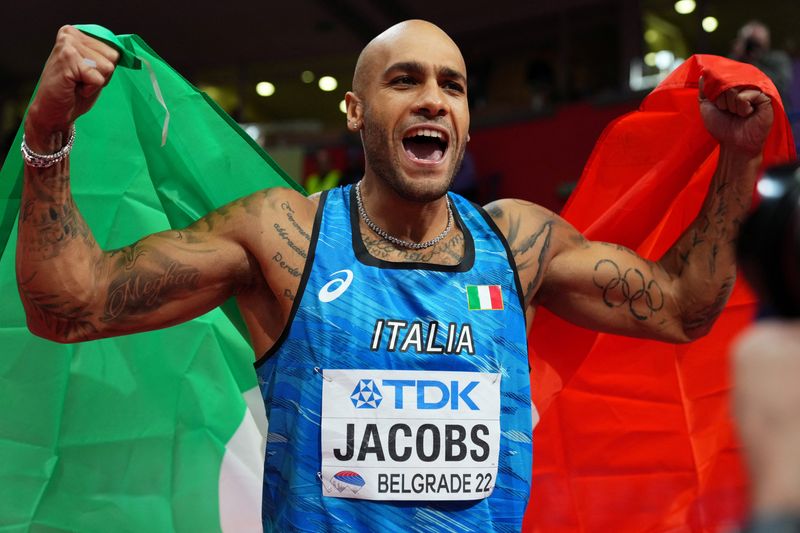 &copy; Reuters. الإيطالي لامونت جاكوبس يحتفل بفوزه بسباق 60 مترا في بلجراد يوم 19 مارس آذار 2022. تصوير: ألكسندرا شميجيل - رويترز