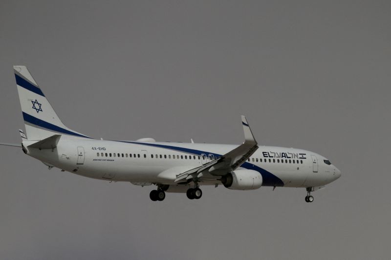 © Reuters. طائرة تابعة لخطوط العال الإسرائيلية تقترب من مطار أبوظبي في الإمارات عام 2020. صورة من أرشيف رويترز