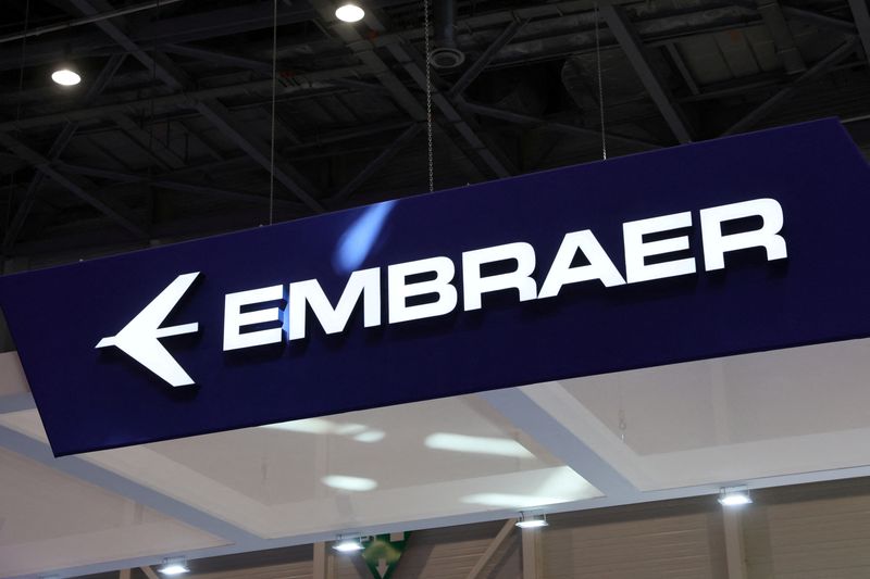 &copy; Reuters. Um logotipo da Embraer é fotografado durante a Convenção e Exposição Europeia de Aviação Executiva (EBACE) em Genebra, Suíça, em 23 de maio de 2022. REUTERS/Denis Balibouse