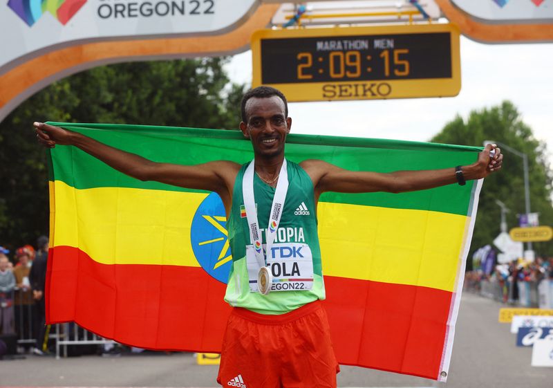 &copy; Reuters. الإثيوبي تاميرات تولا يحتفل بفوزه بماراثون الرجال في بطولة العالم لألعاب القوى وتسجيل رقم قياسي جديد في البطولة يوم 17 من يوليو تموز 2022. تصوي