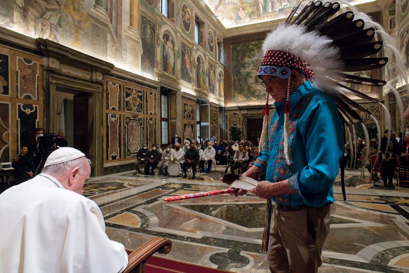 &copy; Reuters. البابا فرنسيس يلتقي أحد الأعضاء ضمن وفود من سكان كندا الأصليين في الفاتيكان في الأول من أبريل من نيسان 2022. صورة لرويترز من تلفزيون الفاتيكان