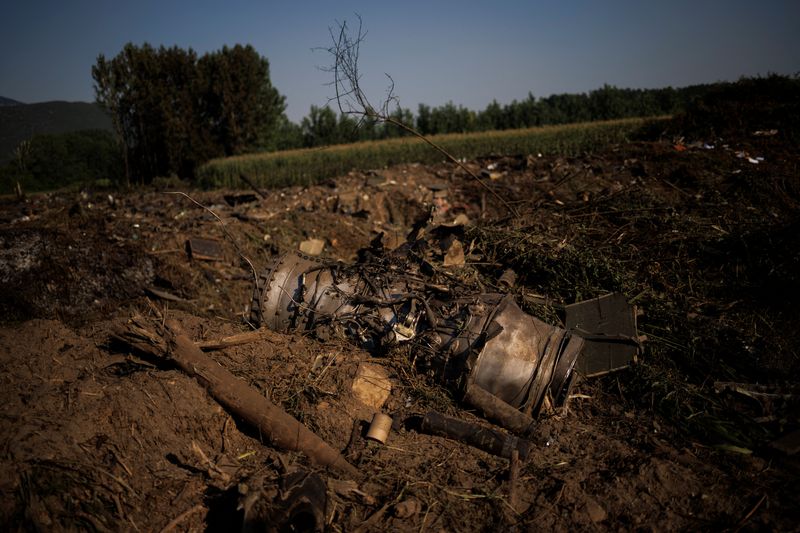 &copy; Reuters. Destroços são vistos no local do acidente de um avião de carga Antonov An-12 de uma empresa ucraniana, perto de Kavala, Grécia, em 17 de julho de 2022. REUTERS/Alkis Konstantinidis