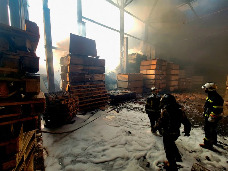 &copy; Reuters. Equipe de emergência trabalha em um prédio danificado, enquanto a invasão russa da Ucrânia continua, em Odesa, Ucrânia, nesta imagem divulgada em 16 de julho de 2022. Serviços de Emergência do Estado da Ucrânia / Divulgação via REUTERS