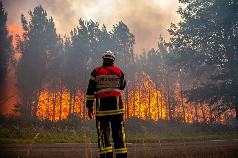 &copy; Reuters. Um bombeiro trabalha para conter um incêndio que eclodiu perto de Landiras, enquanto os incêndios florestais continuam a se espalhar na região de Gironde, no sudoeste da França, nesta foto tirada em 15 de julho de 2022 e obtida do corpo de bombeiros d