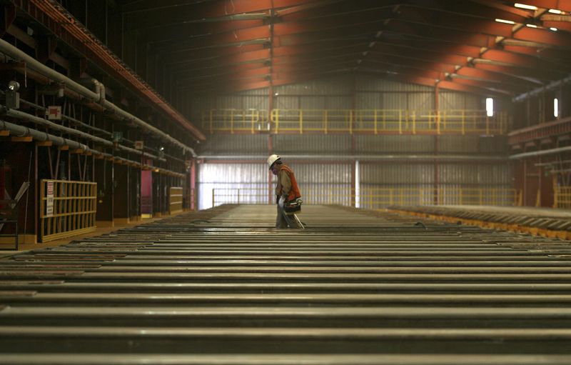 &copy; Reuters. FOTO DO ARQUIVO. Um trabalhador supervisiona uma fábrica de cátodos da BHP perto de Antofagasta, Chile. Março, 2008. REUTERS/Ivan Alvarado
