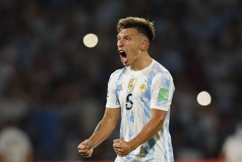 &copy; Reuters. FOTO DO ARQUIVO: Futebol Futebol - Copa do Mundo - Eliminatórias Sul-Americanas - Argentina x Colômbia - Estádio Mario Alberto Kempes, Córdoba, Argentina - 1º de fevereiro de 2022 O argentino Lisandro Martinez comemora após a partida. REUTERS/Agusti