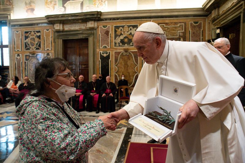 &copy; Reuters. FOTO DE ARQUIVO: Papa Francisco em audiência na Sala Clementina do Palácio Apostólico com delegações indígenas do Canadá no Vaticano, 1º de abril de 2022. Vatican Media/Handout via REUTERS
