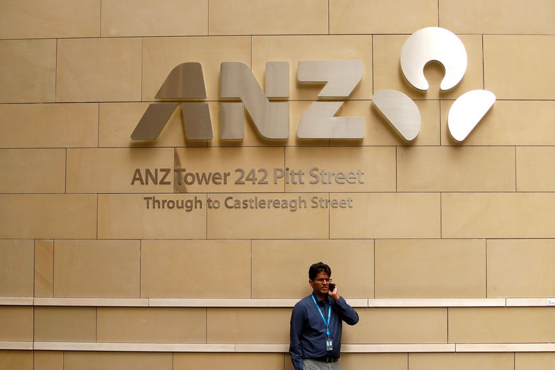 &copy; Reuters. FOTO DE ARQUIVO: Um homem fala ao telefone em frente a uma torre do ANZ Banking Corporation no centro de Sydney, Austrália, 20 de fevereiro de 2018. REUTERS/Daniel Munoz/File Photo