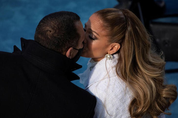 © Reuters. IMAGEN DE ARCHIVO. Jennifer Lopez besa a su prometido Alex Rodríguez después de actuar en la toma de posesión del presidente Joe Biden, en el Capitolio, Washington, EEUU, el 20 de enero de 2021. Caroline Brehman/Pool vía REUTERS 