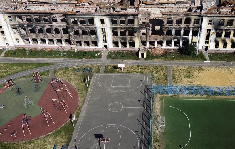 © Reuters. View shows School 134, destroyed in a military attack, as Russia's invasion of Ukraine continues, in Kharkiv, Ukraine July 17, 2022. REUTERS/Nacho Doce