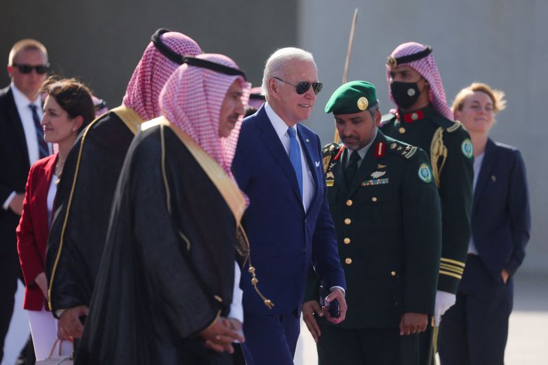 © Reuters. U.S. President Joe Biden walks to board a plane following an Arab summit, at King Abdulaziz International Airprot, in Jeddah, Saudi Arabia, July 16, 2022. REUTERS/Evelyn Hockstein