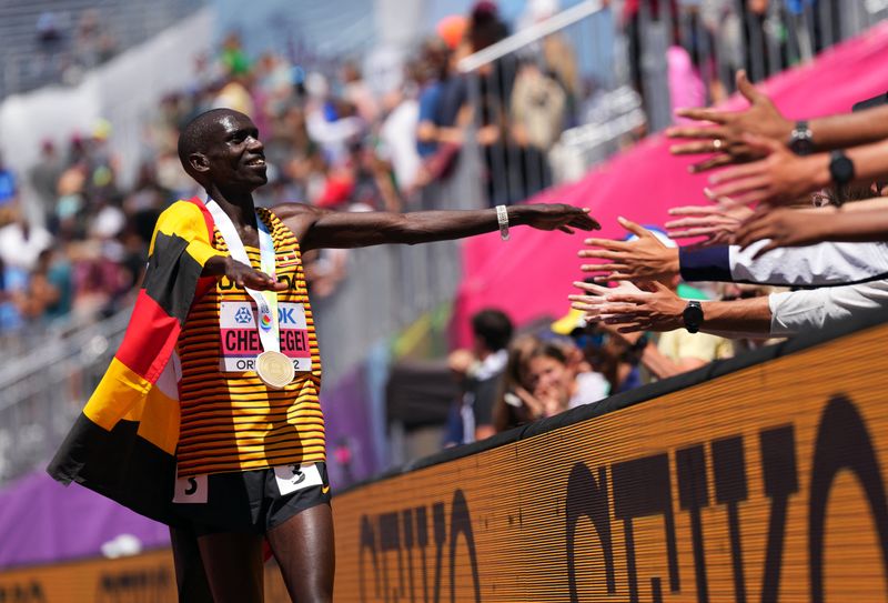 &copy; Reuters. الأوغندي جوشوا تشيبتيجي يحتفل بفوزه بلقب سباق عشرة آلاف متر ببطولة العالم لألعاب القوى يوم الأحد. تصوير: ألكساندرا زميجيل - رويترز
