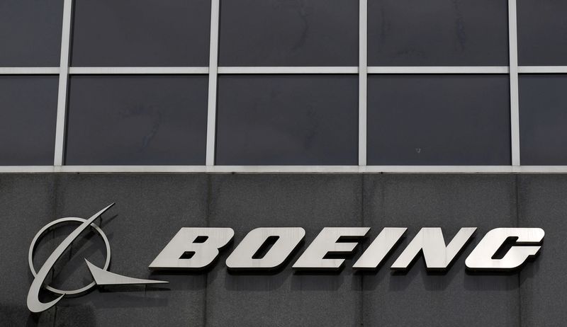 &copy; Reuters. شعار شركة بوينج فوق مقر الشركة في شيكاجو. صورة من أرشيف رويترز 