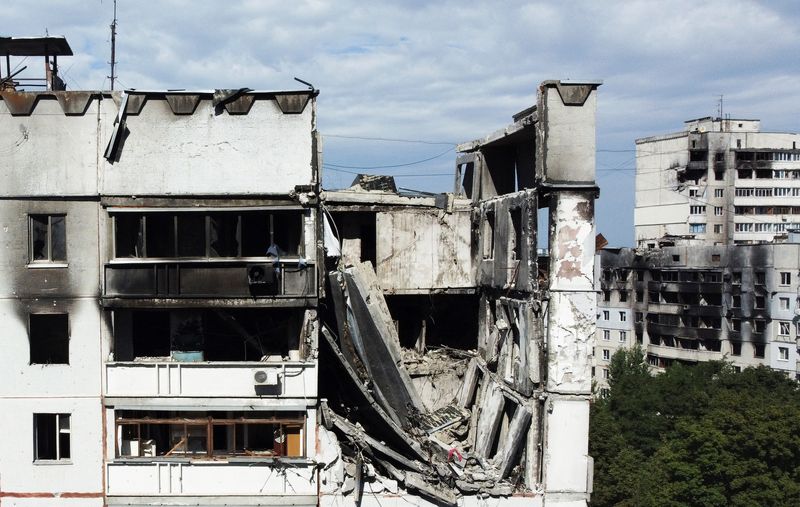 © Reuters. Buildings destroyed by military strikes are seen, as Russia's invasion of Ukraine continues, in northern Saltivka, one of the most damaged residential areas of Kharkiv, Ukraine July 17, 2022. REUTERS/Nacho Doce