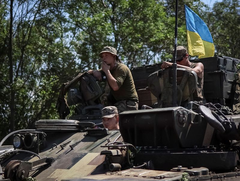 &copy; Reuters. Ukrainian servicemen ride a military vehicle not far from front line, amid Russia's attack on Ukraine, in the Donbas region, Ukraine July 17, 2022. REUTERS/Gleb Garanich