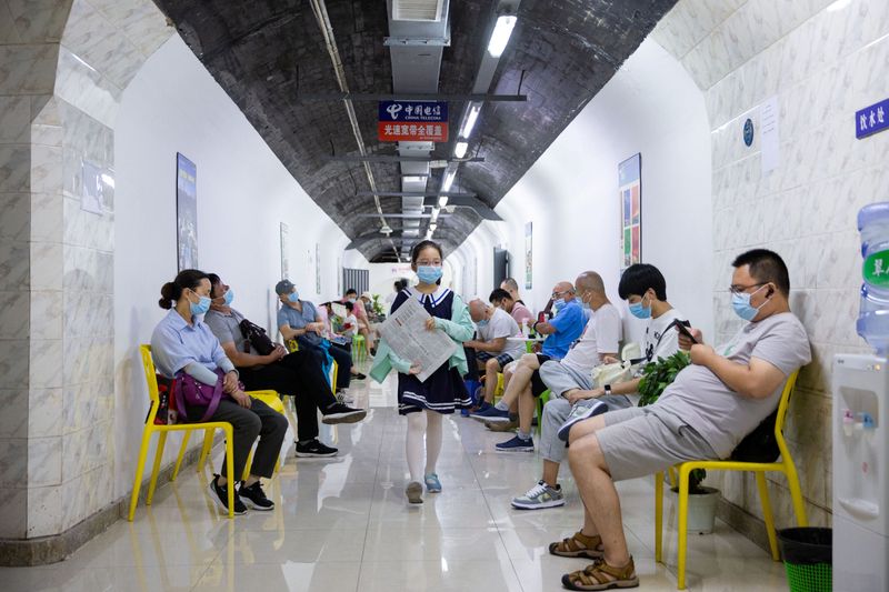 &copy; Reuters. Residents spend their time in an air-raid shelter to escape summer heat amid a heatwave warning in Nanjing, Jiangsu province, China July 12, 2022. China Daily via REUTERS  