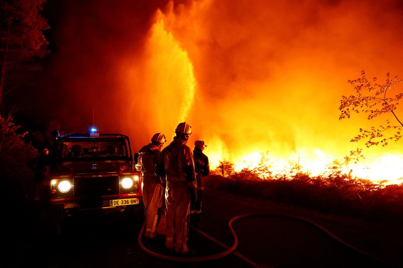 &copy; Reuters. Los bomberos intentan contener un incendio en Louchats, mientras siguen ardiendo focos en la región de la Gironda, en el suroeste de Francia, 17 de julio de 2022. REUTERS/Sarah Meyssonnier