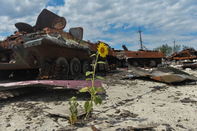 &copy; Reuters. Vehículos militares rusos destruidos en un complejo de una granja agrícola, que fue utilizada por las tropas rusas como base militar durante el ataque de Rusia a Ucrania, en la región de Járkov, Ucrania, 17 de julio de 2022.  REUTERS/Sofiia Gatilova 