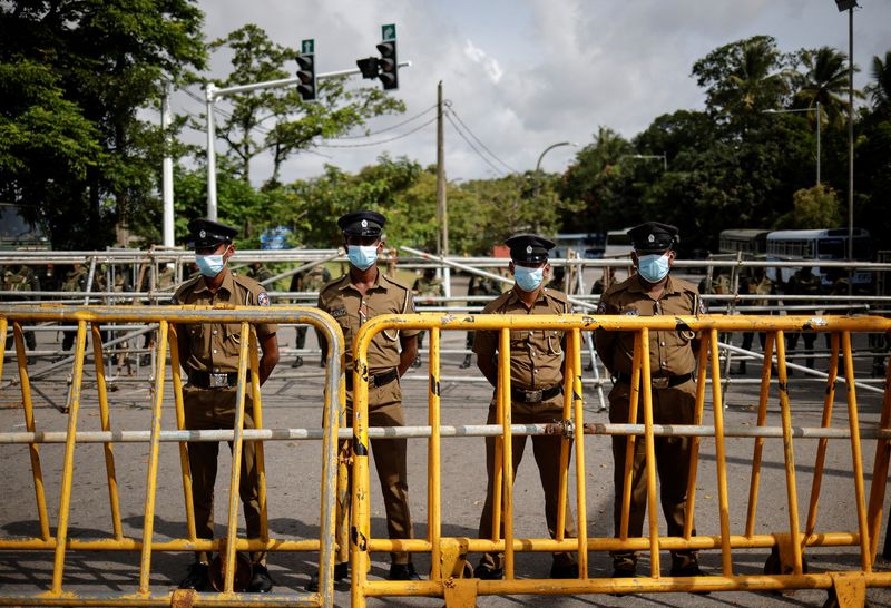 &copy; Reuters. Varios agentes de seguridad con mascarillas montan guardia tras una barrera en el exterior del Parlamento esrilanqués en Colombo, Sri Lanka, el 16 de julio de 2022. REUTERS/Adnan Abidi