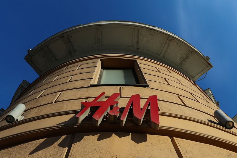 &copy; Reuters. FOTO DE ARCHIVO: El logotipo de H&M en una tienda cerrada en Moscú, Rusia, el 3 de marzo de 2022. REUTERS/Personal