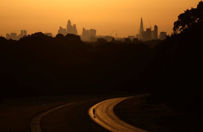 &copy; Reuters. Un ciclista circula por un parque urbano antes del amanecer en Londres, Reino Unido, el 18 de julio de 2022. REUTERS/Hannah McKay