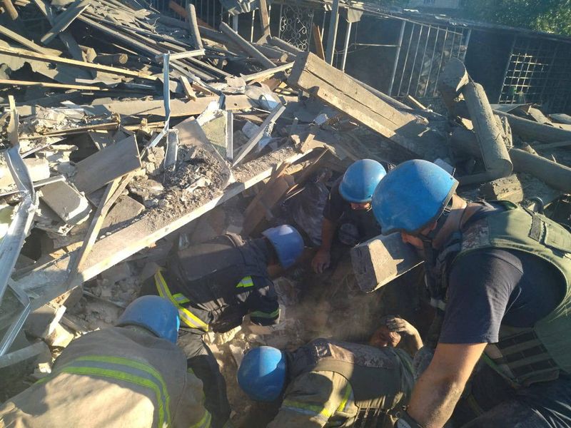 &copy; Reuters. Equipes de resgate retiram homem de escombros de prédio destruído por ataque militar russo na região ucraniana de Donetsk
18/07/2022 Serviço de Emergência do Estado da Ucrânia/Divulgação via REUTERS