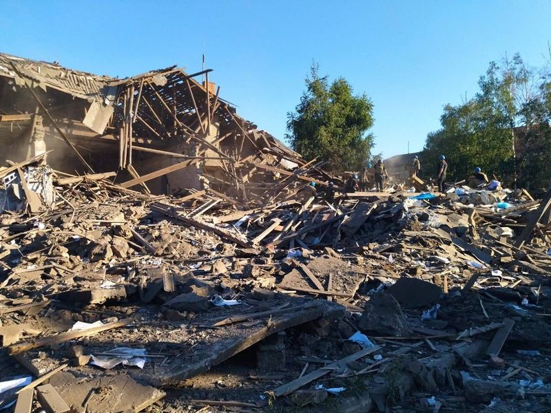 &copy; Reuters. Des sauveteurs travaillent sur les ruines d'un bâtiment résidentiel détruit par une frappe militaire russe dans la ville de Toretsk, région de Donetsk, en Ukraine. Six personnes ont été tuées lundi par un bombardement russe sur Toretsk, ville de la