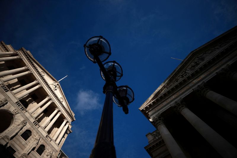 &copy; Reuters. Sedes do Banco da Inglaterra e do Royal Exchange Building em Londres
17/12/2020. REUTERS/Hannah McKay