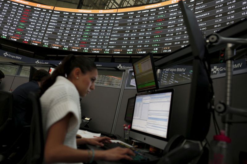 &copy; Reuters. FILE PHOTO: A worker is seen inside the Mexican stock market building in Mexico City, Mexico, February 19, 2016. REUTERS/Carlos Jasso