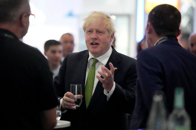 &copy; Reuters. El primer ministro del Reino Unido, Boris Johnson, habla con los directores generales mientras asiste a la Feria Aérea Internacional de Farnborough, en Farnborough, Reino Unido, el 18 de julio de 2022. Frank Augstein/Pool vía REUTERS