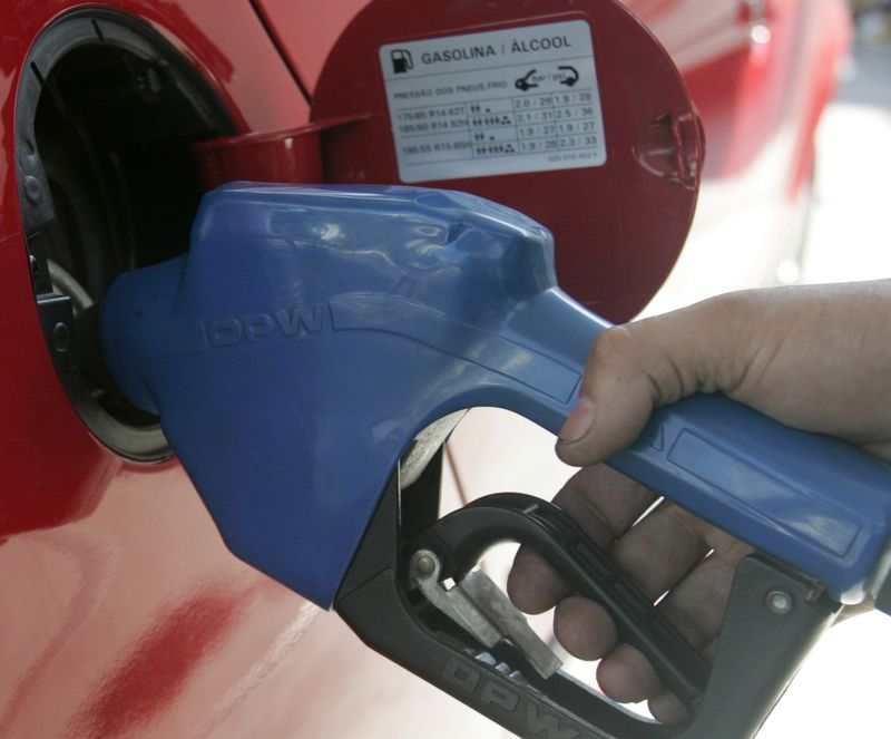 © Reuters. Frentista abastece carro com etanol em posto de combustíveis em São Paulo
09/03/2007 REUTERS/Sergio Moraes