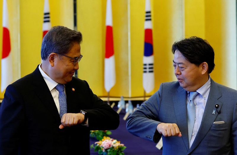&copy; Reuters. 日韓両政府は１８日午後に外相会談を開き、第２次世界大戦中の朝鮮半島出身者の労働問題、いわゆる元徴用工問題の早期解決を図ることで一致した。写真は韓国の朴振外相（左）と日本の