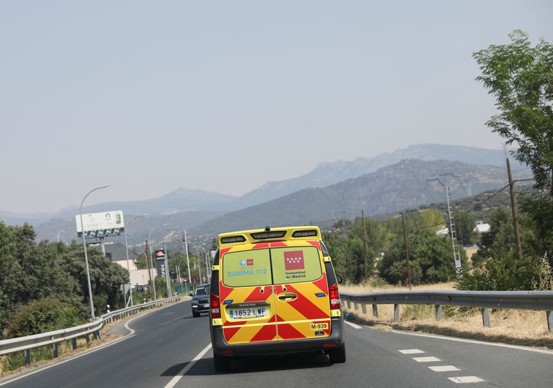 &copy; Reuters. A Rapid Intervention Vehicle (VIR) of the Community of Madrid Medical Emergency Service (SUMMA) drives down the road towards an emergency point near a fire in Collado Mediano, Spain, July 14, 2022. REUTERS/Isabel Infantes