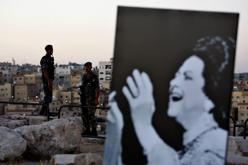 &copy; Reuters. ملصق للمغنية المصرية الراحلة أم كلثوم في الأردن- أرشيف رويترز.