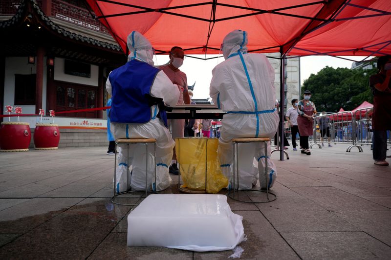 &copy; Reuters. Profissionais de saúde em tenda para realização de exames de detecção de Covid-19 em Xangai, na China
12/07/2022 REUTERS/Aly Song
