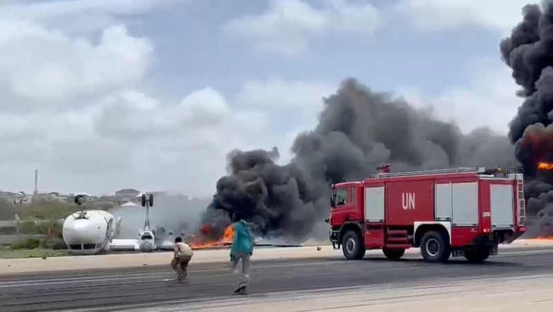 &copy; Reuters. دخان يتصاعد من طائرة انقلبت بعد هبوطها في مقديشو بالصومال يوم الاثنين. صورة حصلت عليها رويترز يحظر اعادة بيعها أو الاحتفاظ بها في أرشيف