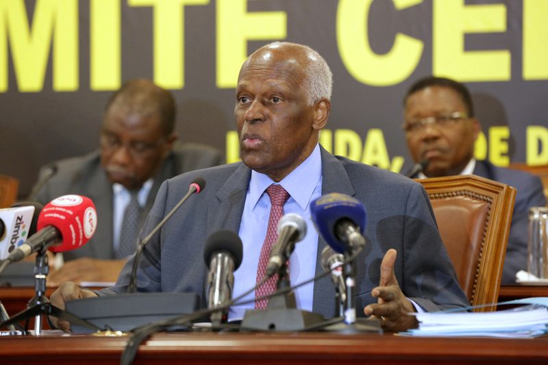 © Reuters. FOTO DE ARCHIVO. El expresidente angoleño y líder del MPLA, José Eduardo dos Santos, asiste a un comité central del partido en una reunión en Luanda, Angola. 2 de diciembre de 2016. REUTERS/Herculano Coroado