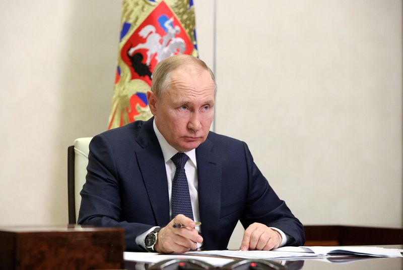 &copy; Reuters. بوتين خلال اجتماع عبر الفيديو من مقر اقامته خارج موسكو يوم الاثنين. صورة من سبوتنيك.