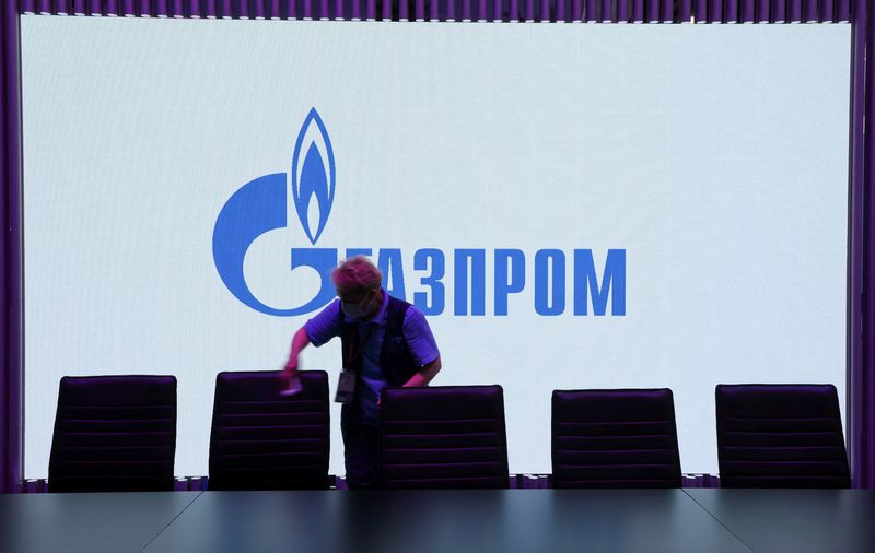 &copy; Reuters. FOTO DE ARCHIVO. Una pantalla con el logo de Gazprom en el Foro Económico Internacional de San Petersburgo (SPIEF) en San Petersburgo, Rusia. 17 de junio de 2022. REUTERS/Anton Vaganov