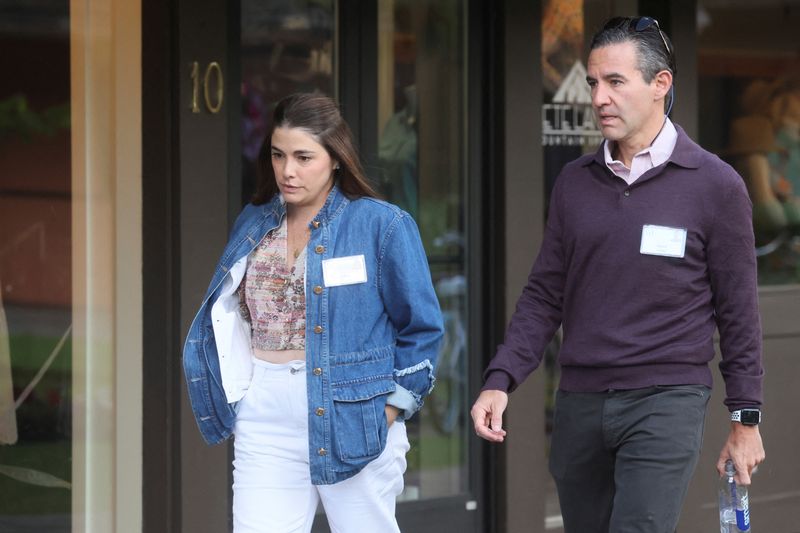 &copy; Reuters. FILE PHOTO: David Velez, cofounder and CEO of Nubank, and his wife Mariel Reyes, attend the annual Allen and Co. Sun Valley Media Conference in Sun Valley, Idaho, U.S., July 7, 2022. REUTERS/Brendan McDermid