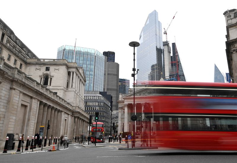 © Reuters. FILE PHOTO: Buses travel past the Bank of England (BoE) building, London, Britain, December 16, 2021. REUTERS/Toby Melville/File Photo