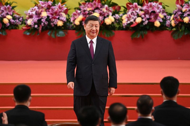 &copy; Reuters. FOTO DE ARCHIVO. El presidente de China, Xi Jinping, abandona el podio tras su discurso después de una ceremonia de toma de posesión del nuevo líder y gobierno de la ciudad en Hong Kong, el 1 de julio de 2022, en el 25 aniversario del traspaso de la ci