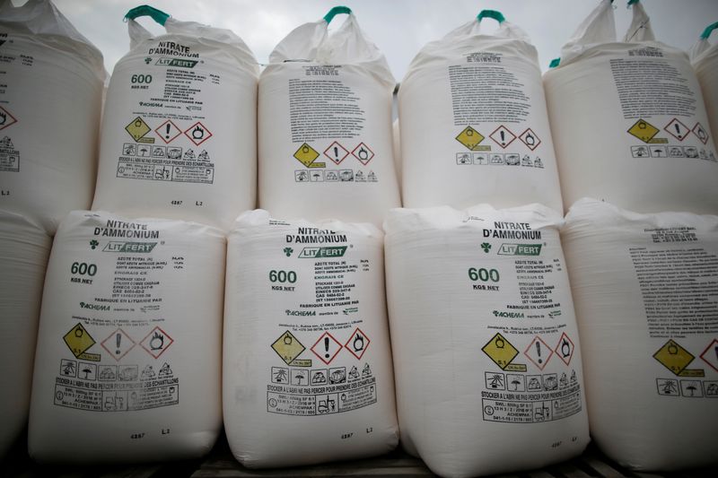 &copy; Reuters. Imagen de archivo referencial de sacos con fertilizantes de nitrato de amonio en un comerciante agrícola en Vieillevigne, Francia. 7 de octubre, 2016. REUTERS/Stephane Mahe/Archivo