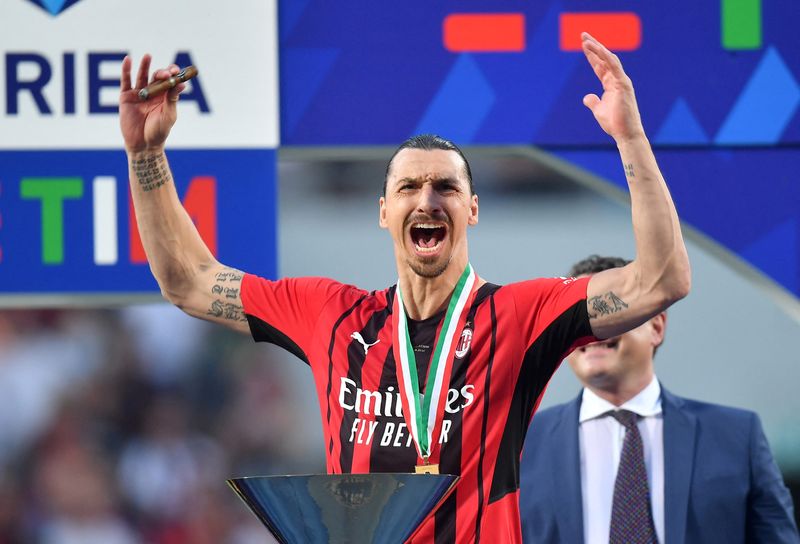 &copy; Reuters. Zlatan Ibrahimovic comemora conquista do Campeonato Italiano com o Milan
22/05/2022 REUTERS/Daniele Mascolo