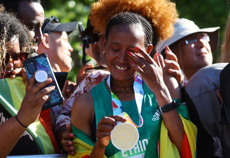 &copy; Reuters. العداءة الإثيوبية جبريسلاسي تحتفل بفوزها بذهبية الماراثون ببطولة العالم لألعاب القوى يوم الاثنين. تصوير: مايك سيجار - رويترز. 