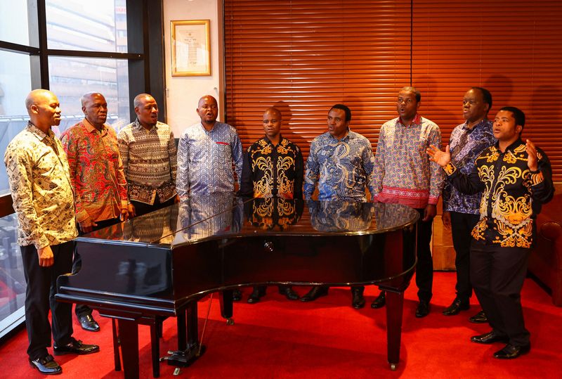 &copy; Reuters. Membros do Ladysmith Black Mambazo durante ensaio antes da homenagem ao ícone Nelson Mandela, no Joburg Theatre, em Joanesburgo, África do Sul
15/07/2022 REUTERS/Siphiwe Sibeko