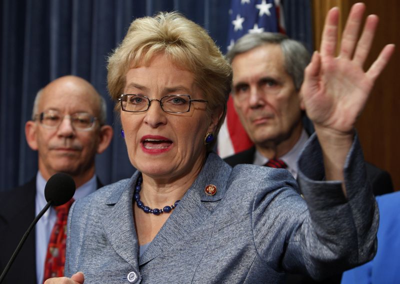 &copy; Reuters. U.S. House Democrats announce an alternative plan to help the current financial and banking crisis on Capitol Hill in Washington, September 30, 2008. They are Representatives Marcy Kaptur (D-OH)(C), Peter DeFazio (D-OR)(L) and Lloyd Doggett (D-TX).    REU