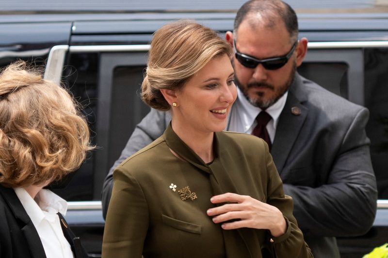 © Reuters. Ukrainians first lady Olena Zelenska, wife of Ukrainian President Volodymyr Zelenskiy, exits car before being greeted by USAID Administrator Samantha Power, at the Ronald Reagan Building in Washington, U.S., July 18, 2022.  REUTERS/Ken Cedeno