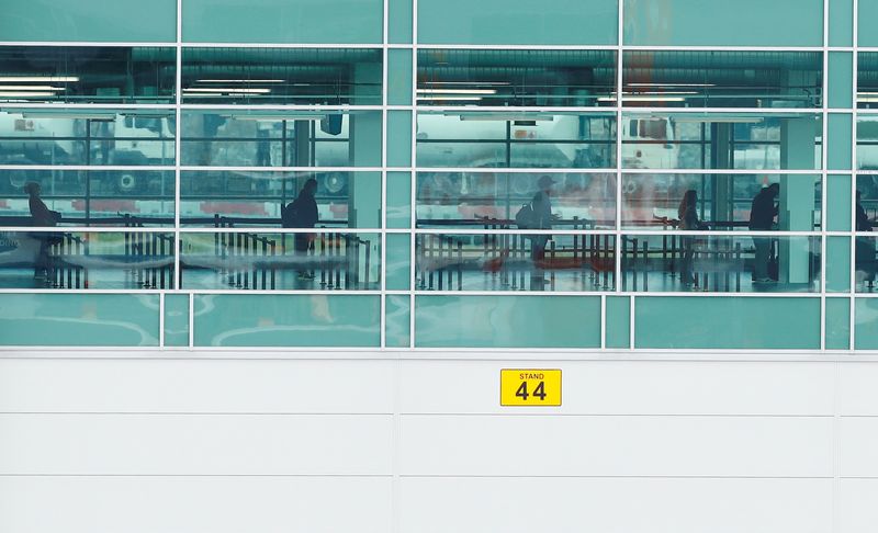 &copy; Reuters. Passageiros em fila de embarque no aeroporto de Luton, no Reino Unido
01/05/2020 REUTERS/Andrew Boyers