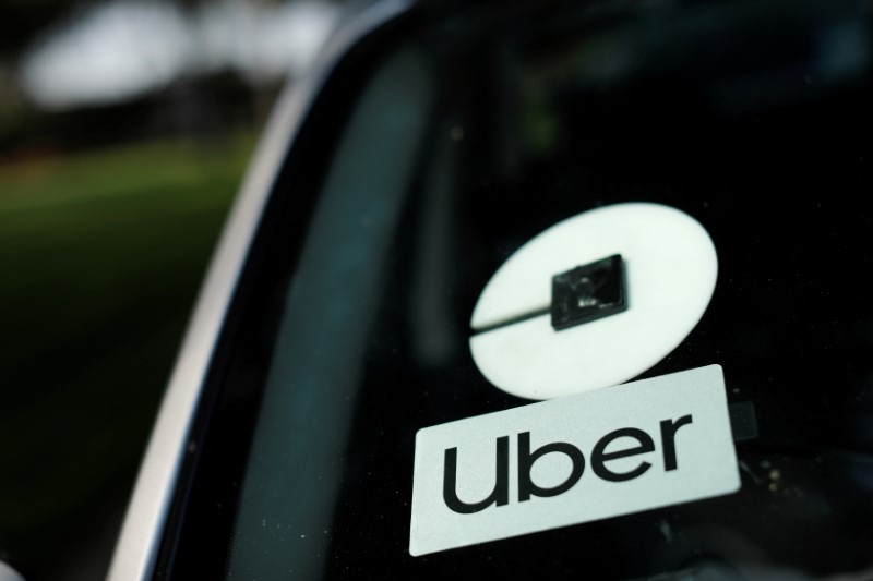 &copy; Reuters. FOTO DE ARCHIVO: Un logotipo de Uber en un vehículo de transporte compartido en Los Ángeles, California, Estados Unidos, 20 de agosto de 2020. REUTERS/Mike Blake